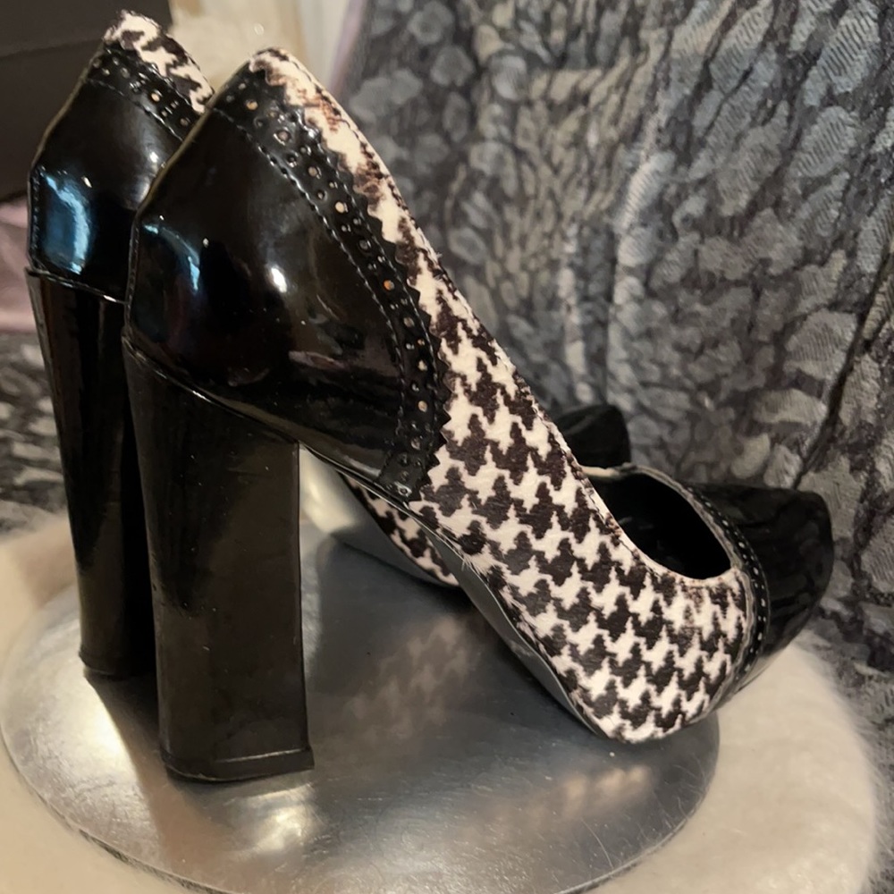 TAHARI | Avenue style Houndstooth Pattern Stunning Heels - Picture 5 of 15
